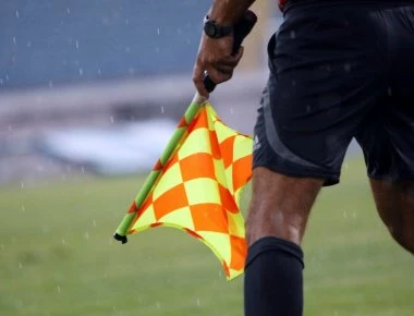 Διαιτητής δεν θυμόταν τι έδειξε το νόμισμα για τη σέντρα και έπαιξε... «πέτρα-ψαλίδι-χαρτί» (βίντεο)